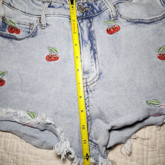 Indigo Rein Juniors Sz 9 High Rise Denim Cutoff Shorts Embroidered Cherries - Picture 4 of 5